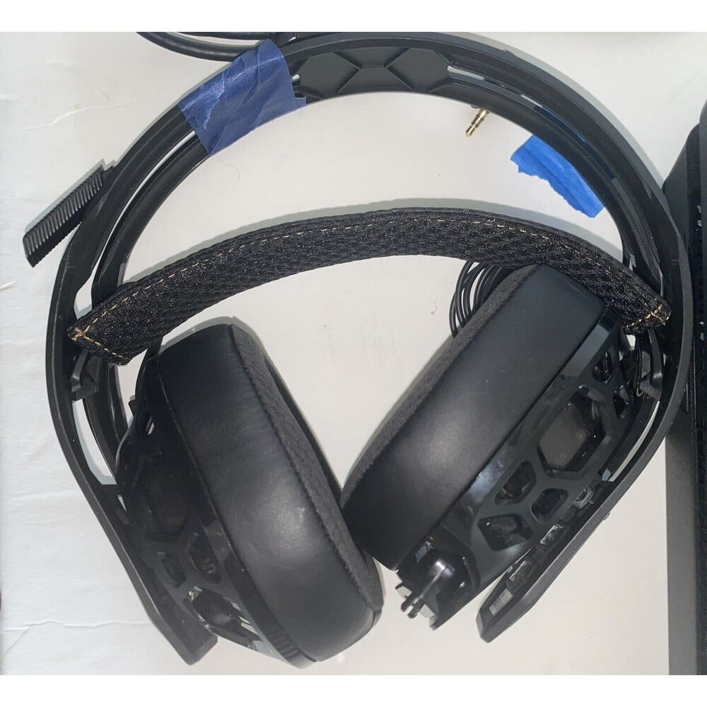 PS4, 2 Wireless Controllers, Power Cords, Charging Station Headphones W/Mic - Picture 5 of 6